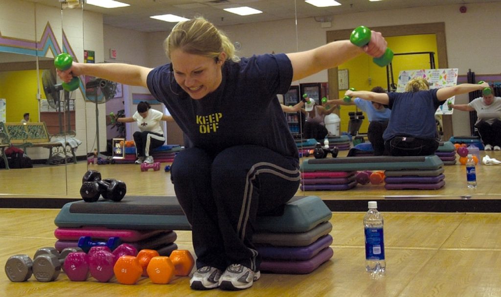 [:ru]Фото женщины, которая тяжело занимается в спортзале[:ua]Фото жінки, яка важко займається в спортзалі[:]