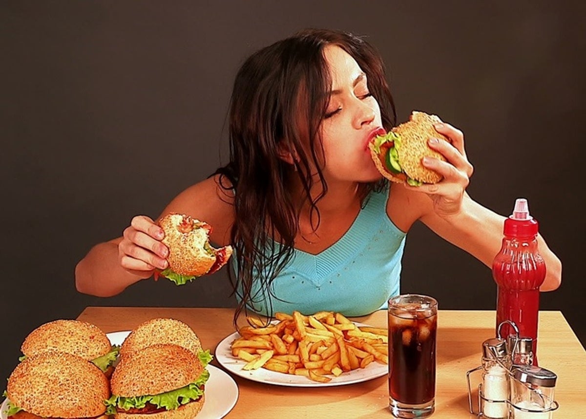 [:ru]Фото женщины, которая много ест из-за эмоциональной ситуации в жизни[:ua]Фото жінки, яка багато їсть через емоційну ситуацію в житті[:]