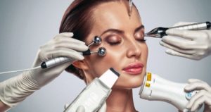 фото жінки, яка робить процедури апаратної косметології обличчя