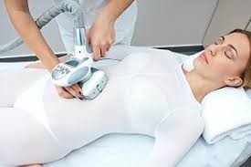 фото женщины, которая делает аппаратную коррекцию тела