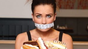 Фото жінки з ознаками компульсивного переїдання